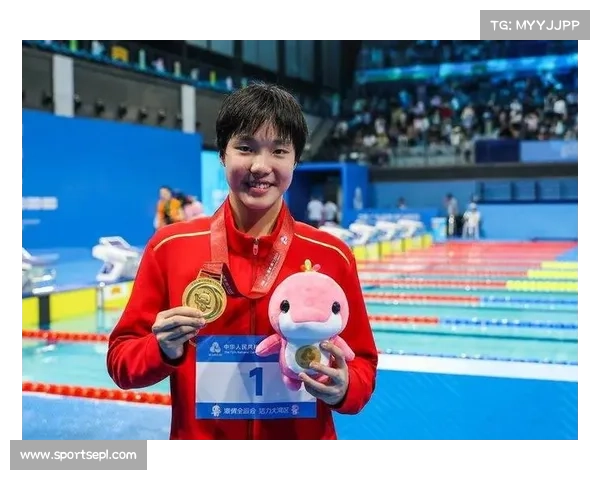 领奖台时刻：青少年组冠军高举奖牌笑容灿烂